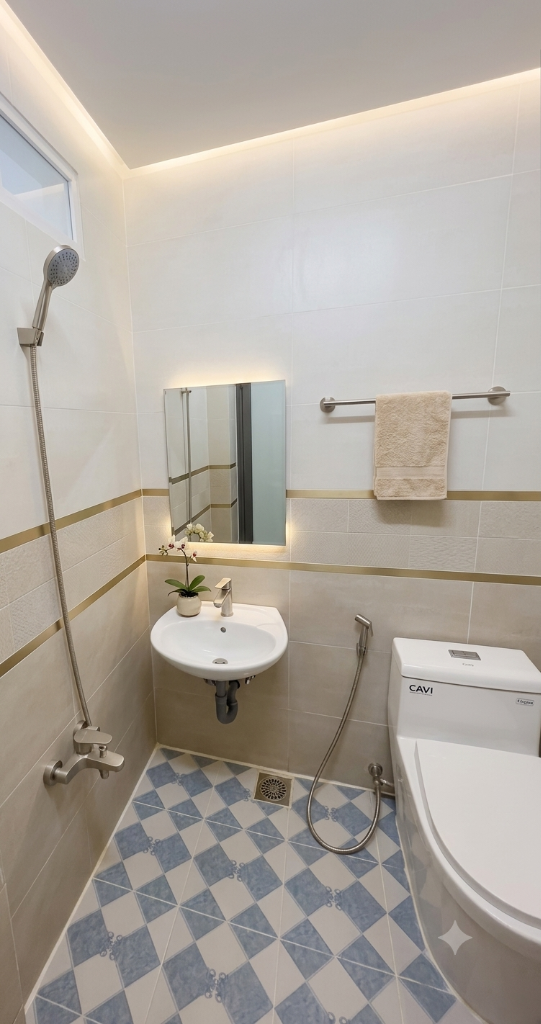 Nhà vệ sinh sạch sẽ, tiện nghi hiện đại